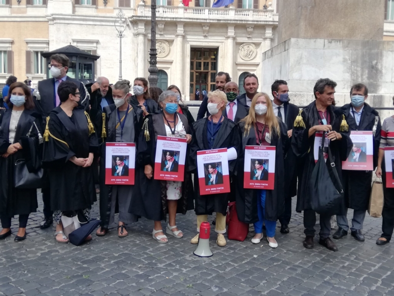 Continuiamo la battaglia per il rispetto dei diritti umani in Turchia. Per Ebru Timtik, per Aytaç Ünsal, per le avvocate e gli avvocati detenuti
