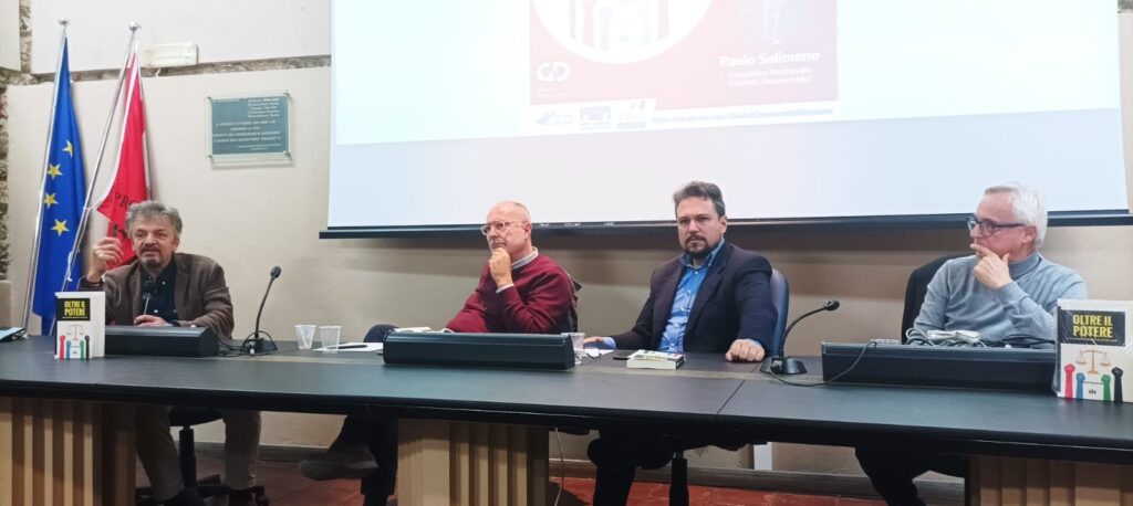 Luciano G. Calì ci racconta la prima presentazione a Grosseto di “Oltre il potere”, libro dei GD. Prossima tappa il 20 novembre 2025 a Roma.